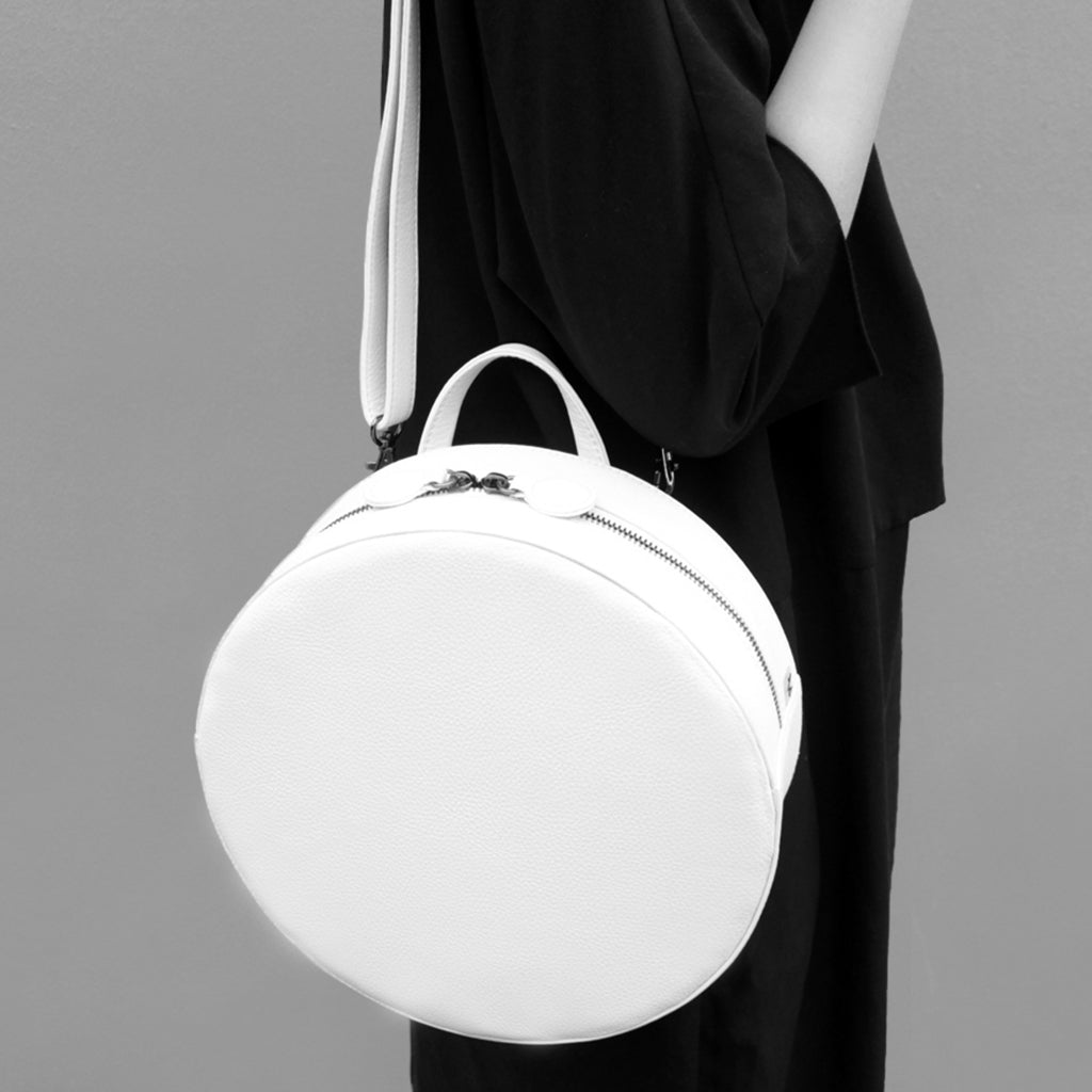 TAT_14595D_round shoulder bag on model close up side