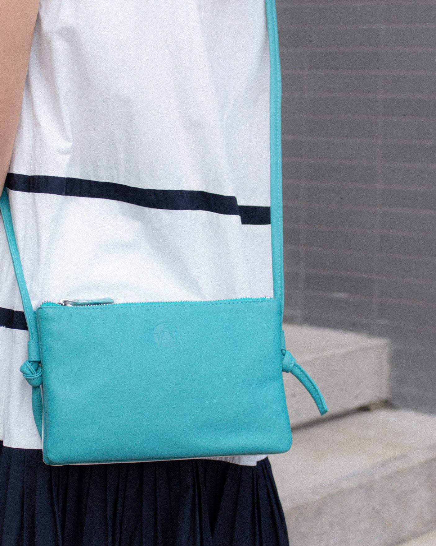 TAT_doublezip_shoulder bag_14632_blue front