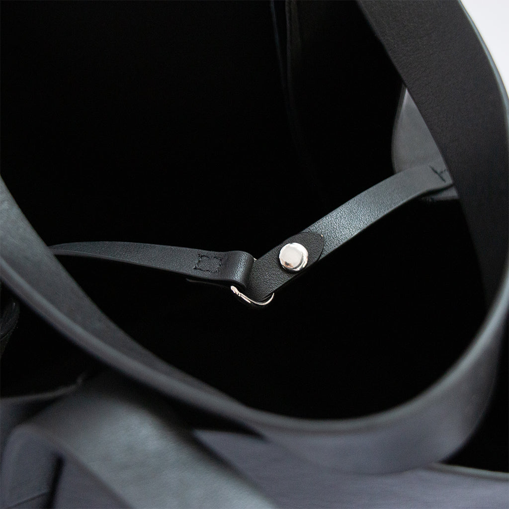 TAT_tote_191003_Black_top mouth detail
