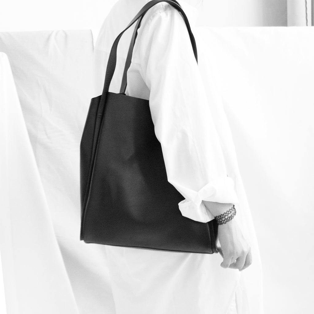 TAT_tote_191003_black-on model on shoulder