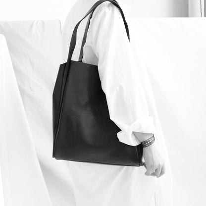 TAT_tote_191003_black-on model on shoulder