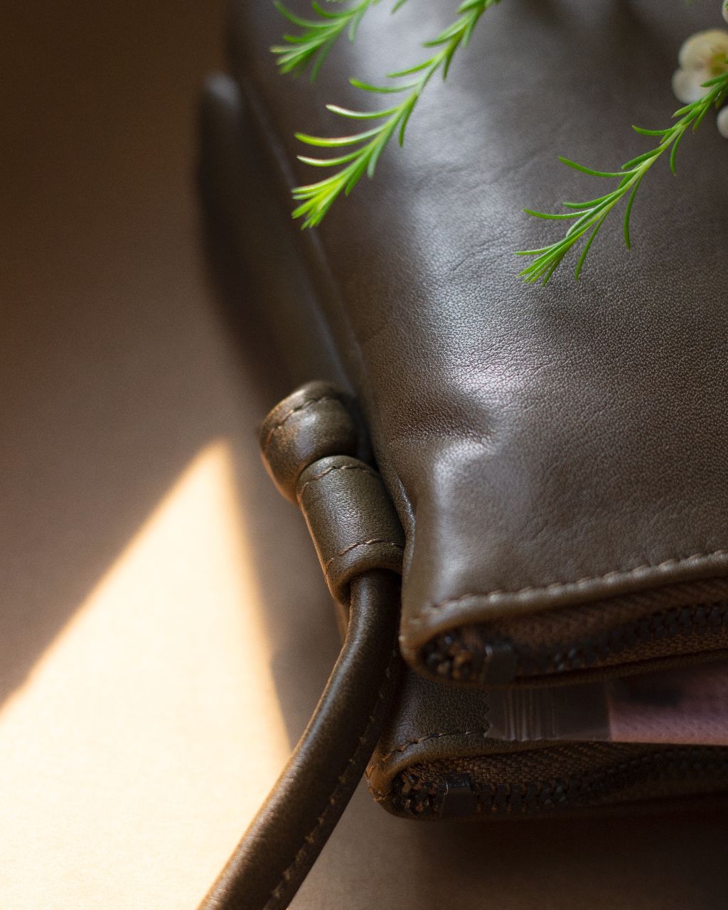 double zip rectangular crossbody in leather_close up for sdjustable shoulder strap