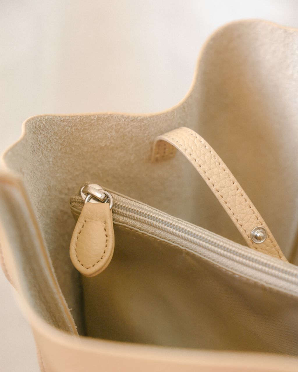 leather Zipper puller close up of Workmate tote nylon pouch in beige colour  