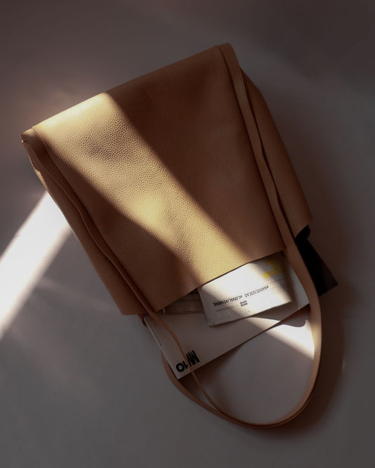 Workmate tote‘s Volume demo with carrying A3 size lifestyle magazine 著用示範,皮質 