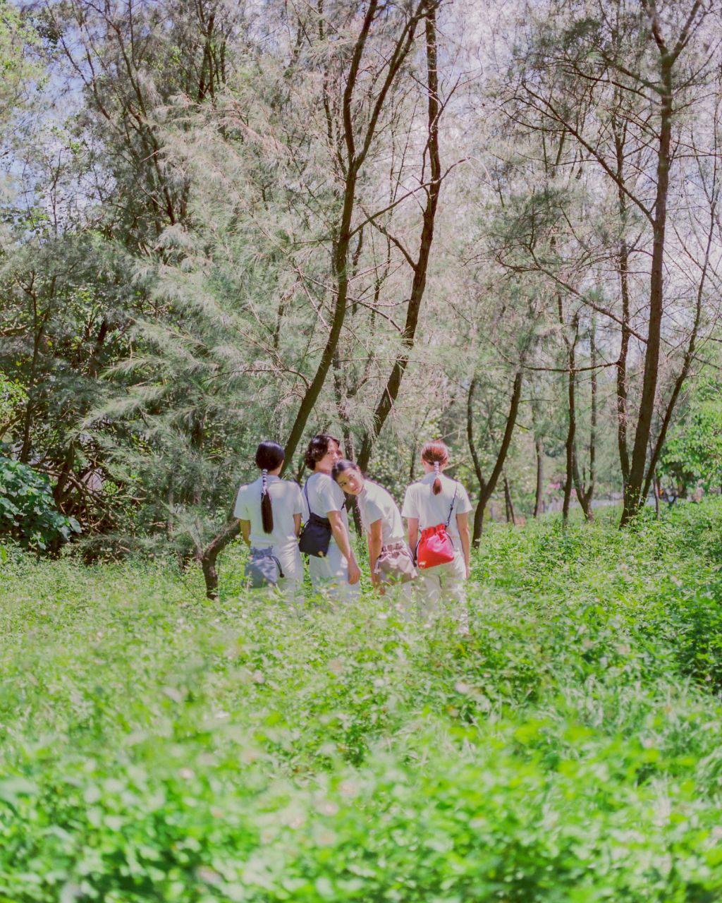 beans bag in red water repellent nylon and leather strap 4 colours on model