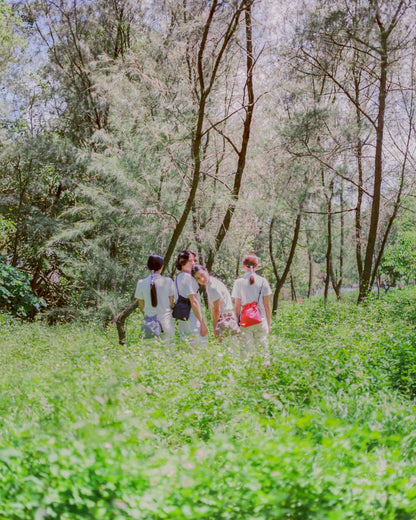 beans bag in red water repellent nylon and leather strap 4 colours on model