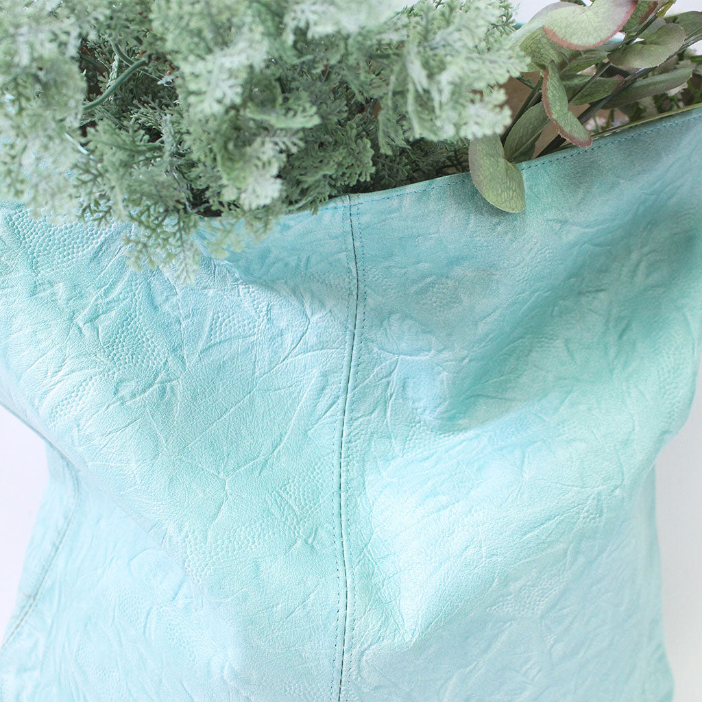 TAT_illusory_lunchbag clutch_14601_mint_front close up leather details
