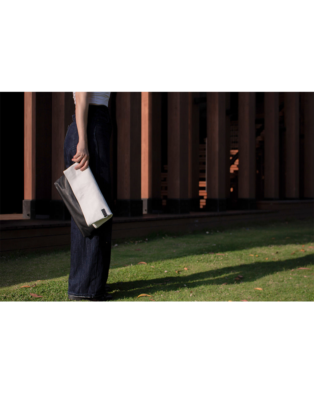 TAT_normcore_14583_twotone clutch look on model