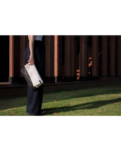 TAT_normcore_14583_twotone clutch look on model