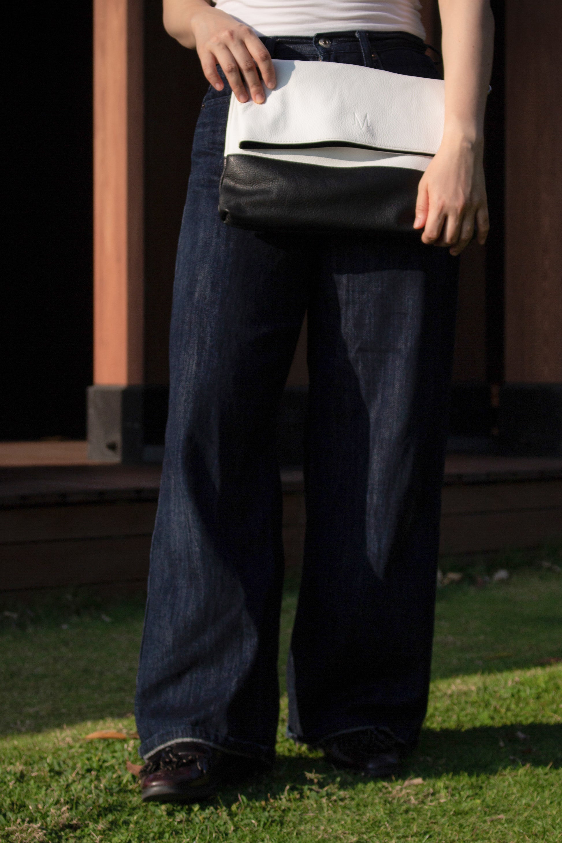 TAT_normcore_14583_twotone clutch look on model front