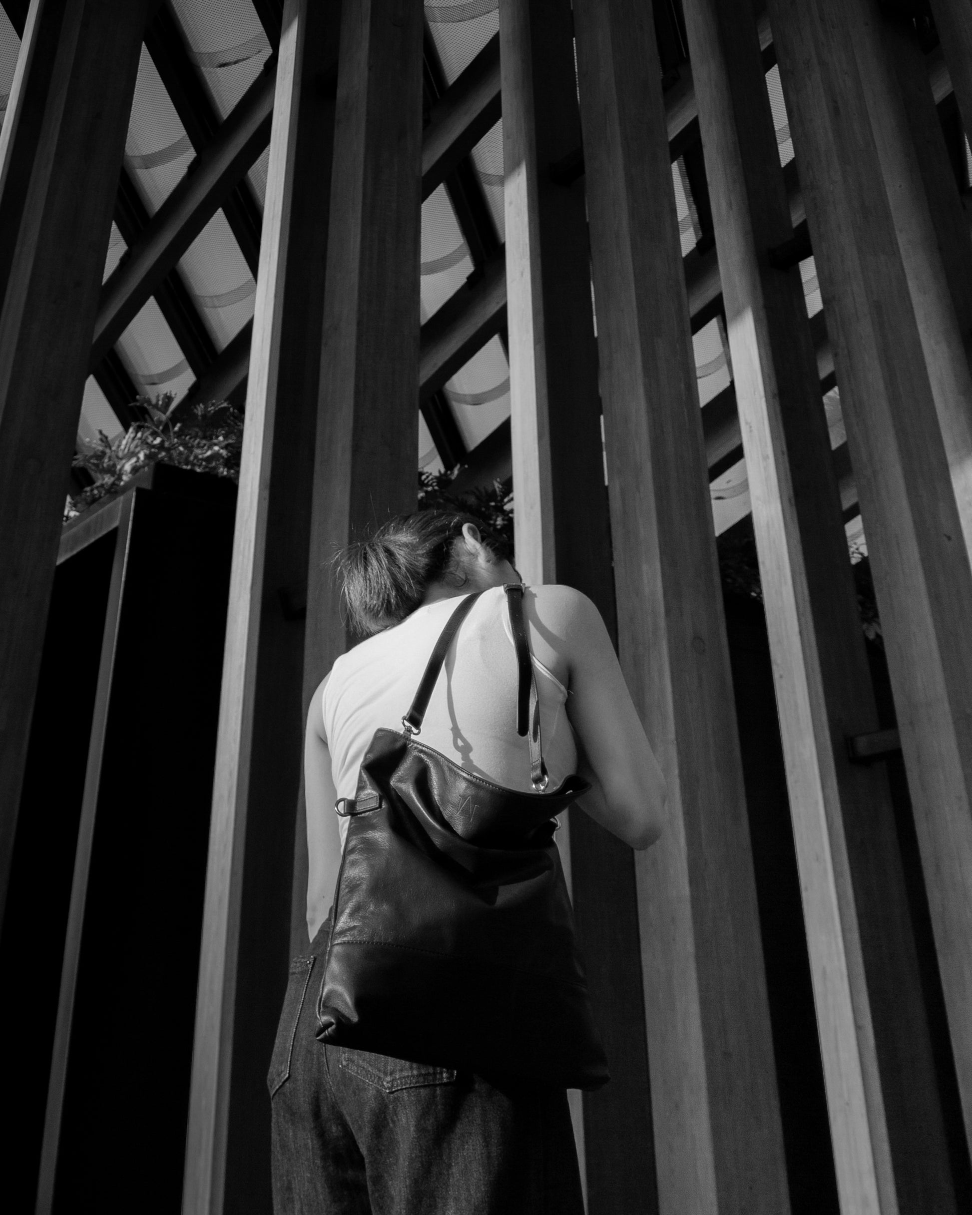TAT_normcore_14583_twotone shoulder baglook on model