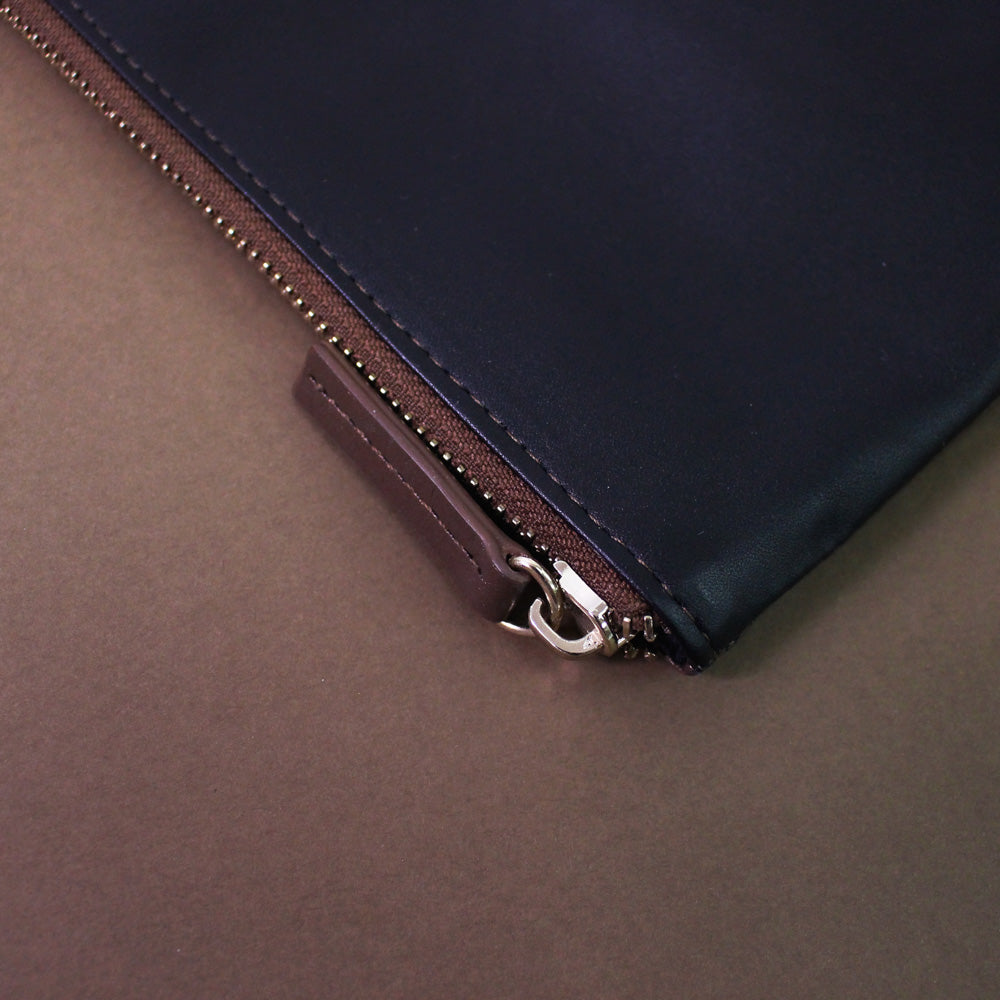 TAT_normcore_2tone_clutch_14582_bronze back leather zipper puller close up