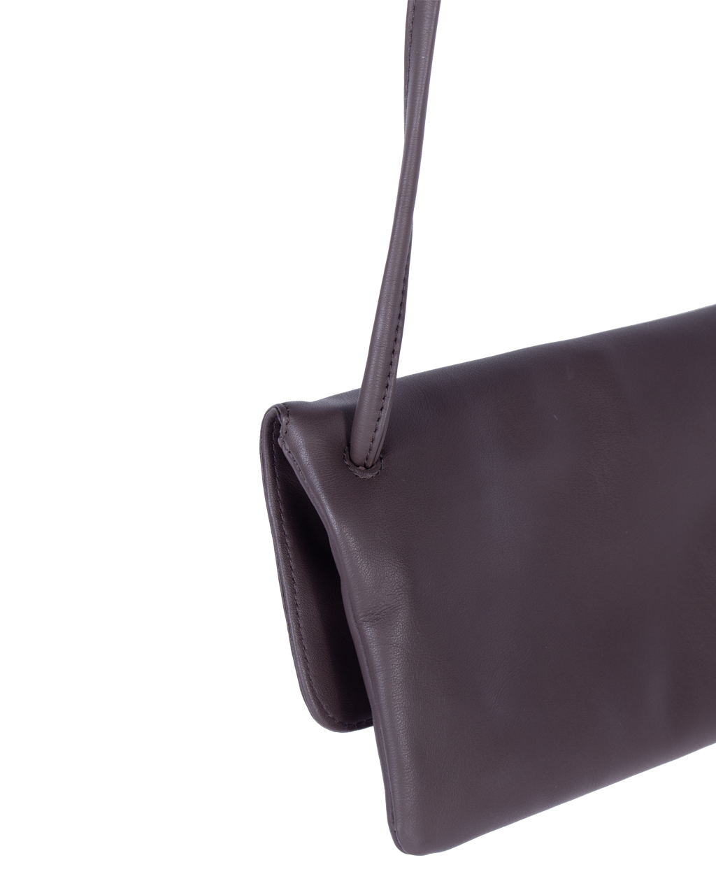 TAT_flap_crossbody_145633_brown-shoulder strap close up