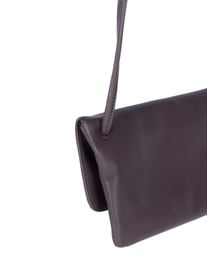 TAT_flap_crossbody_145633_brown-shoulder strap close up