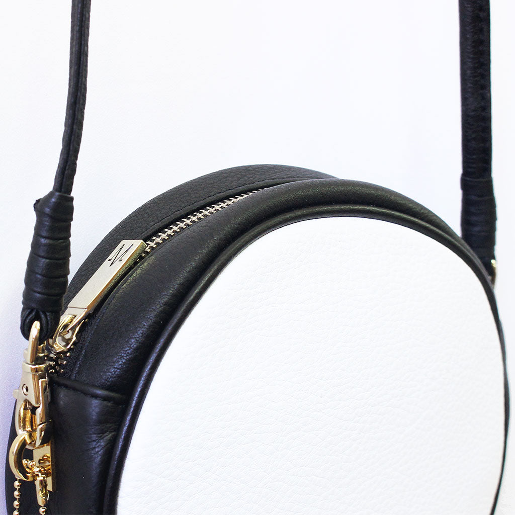 TAT_whysoserious_crossbody_14588-shoulder belt close up