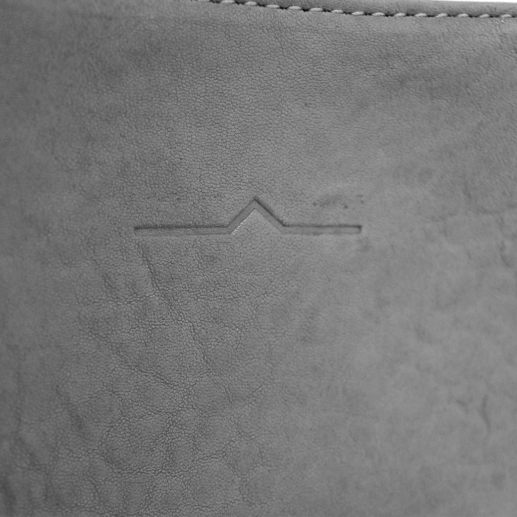TAT_hexagon_tote_15025L _embossed logo close up 