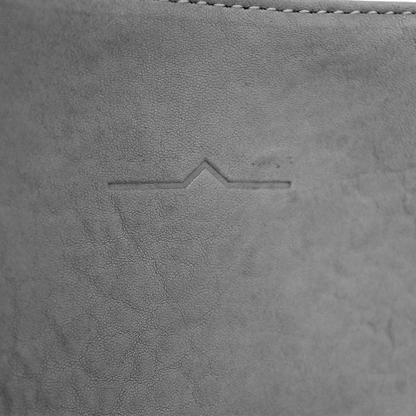 TAT_hexagon_tote_15025L _embossed logo close up 