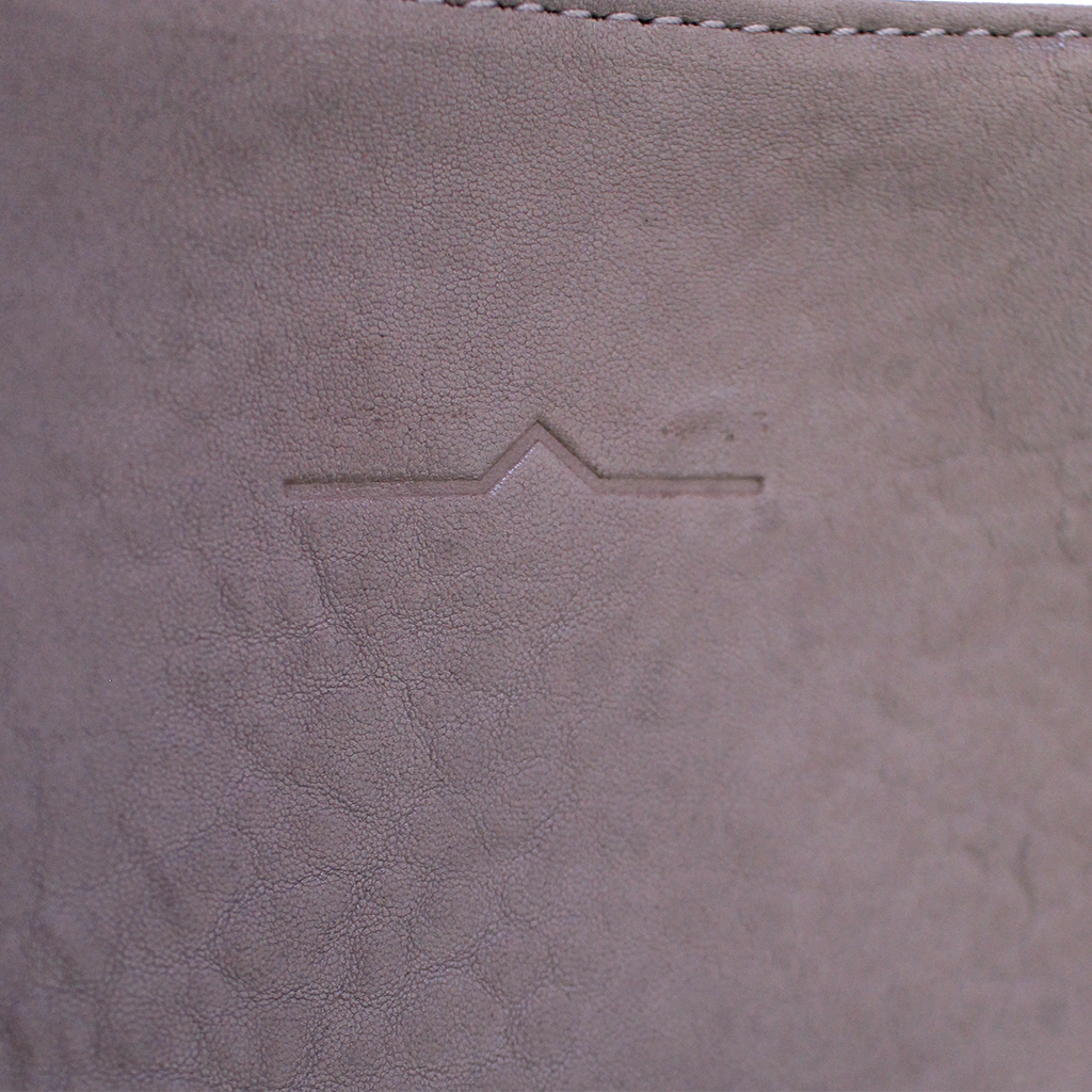 TAT_hexagon_tote_15025L _taupe_embossed logo close up