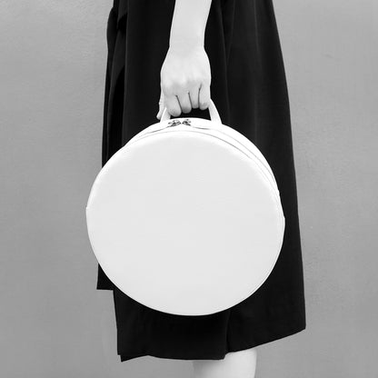 TAT_14595D_round hand carry top handle  on model