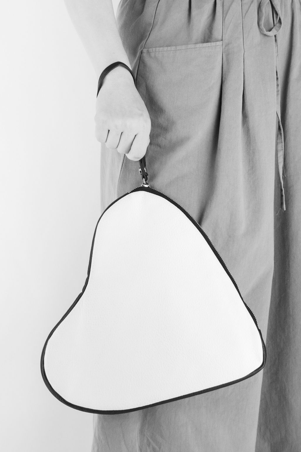 TAT_wss_heart clutch on model front