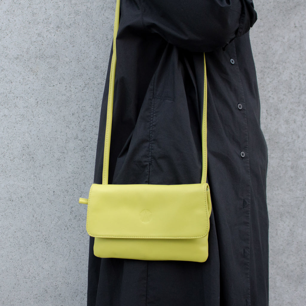 tat_flap crossbody_14633 in green on model side