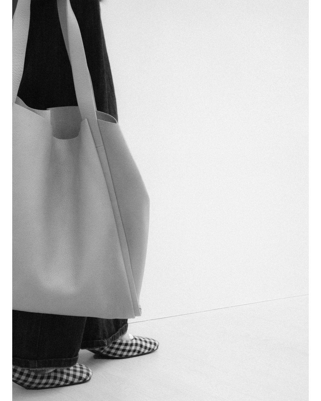 TAT_tote_191003_beige-on model hand carry