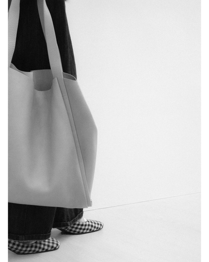 TAT_tote_191003_beige-on model hand carry